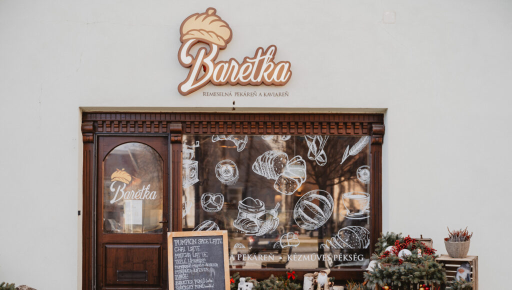 Baretka – remeselná pekáreň a kaviareň v Rožňave, čerstvé pečivo a káva, výklad s menu a zimnou výzdobou.